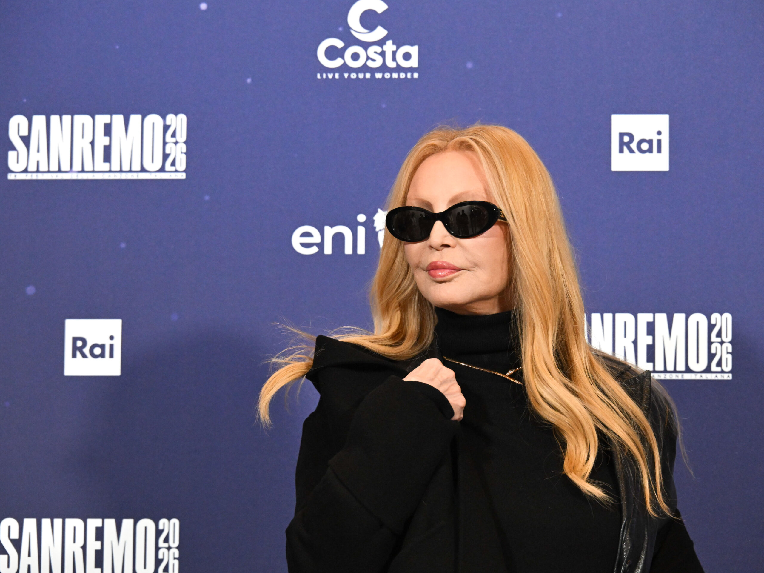 Patty Pravo, brivido in conferenza a Sanremo: sfiora la caduta e poi incanta tra sogni, Vasco, Madonna e Tintoretto