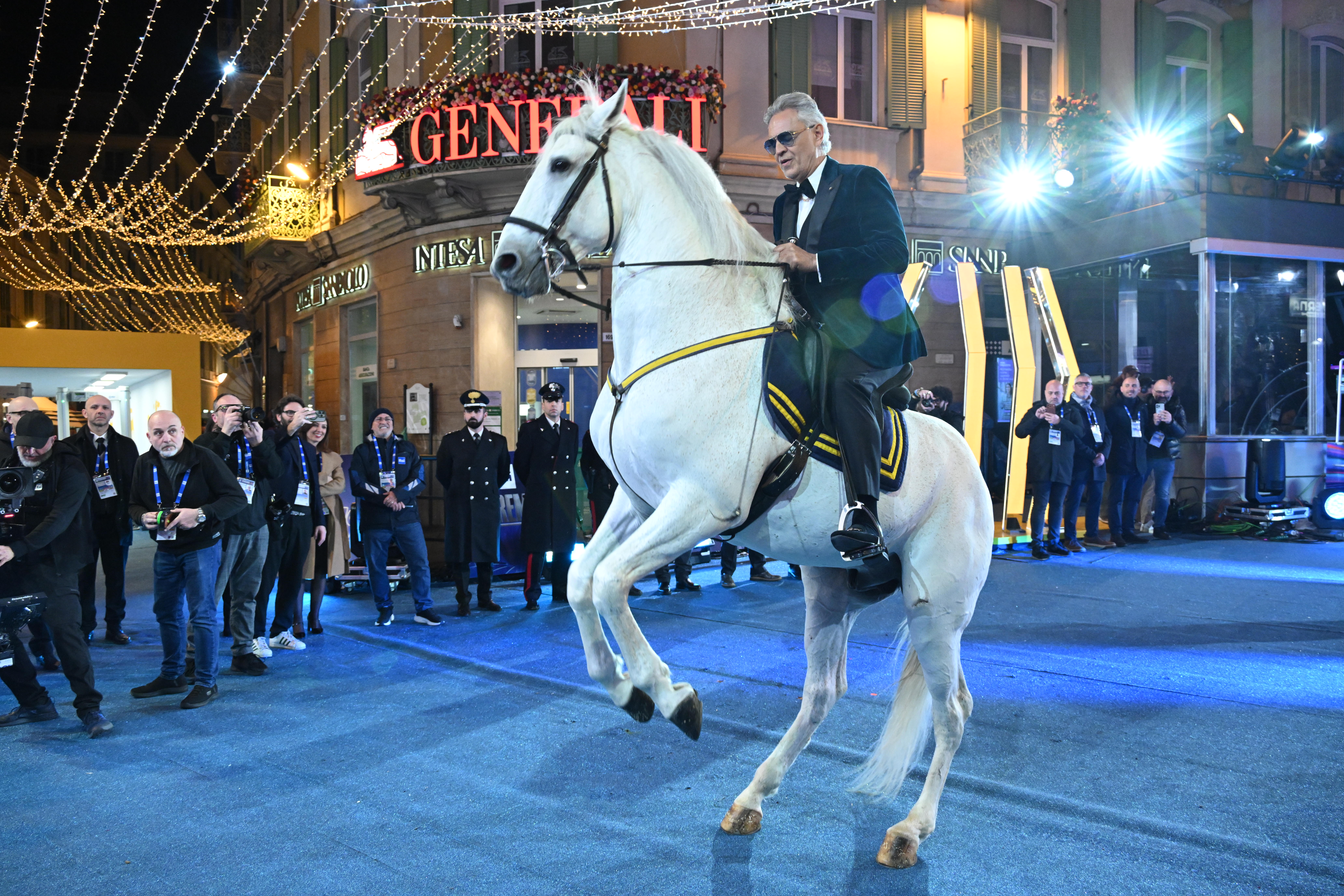 Andrea Bocelli a Sanremo 2026, ingresso a cavallo all’Ariston: “Tutto è iniziato qui 30 anni fa”, tra ricordi, famiglia e un anniversario da record