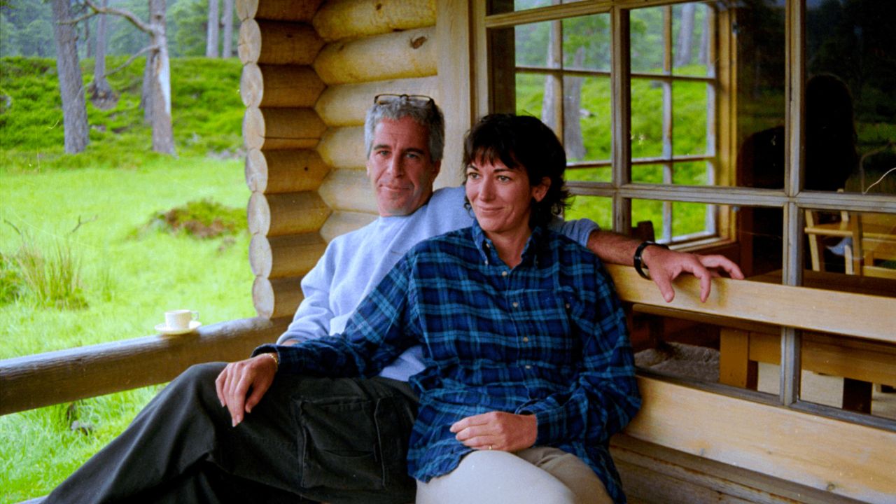 Epstein e Ghislaine Maxwell a Balmoral, indaga la polizia scozzese: riflettori puntati sull’ex principe Andrea