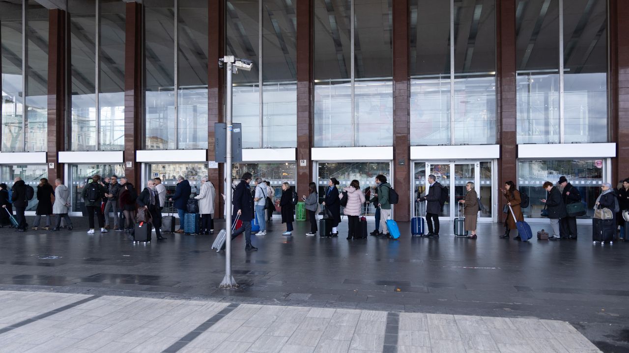 Il “magazzino” dei furti a Termini: quando la divisa non basta più