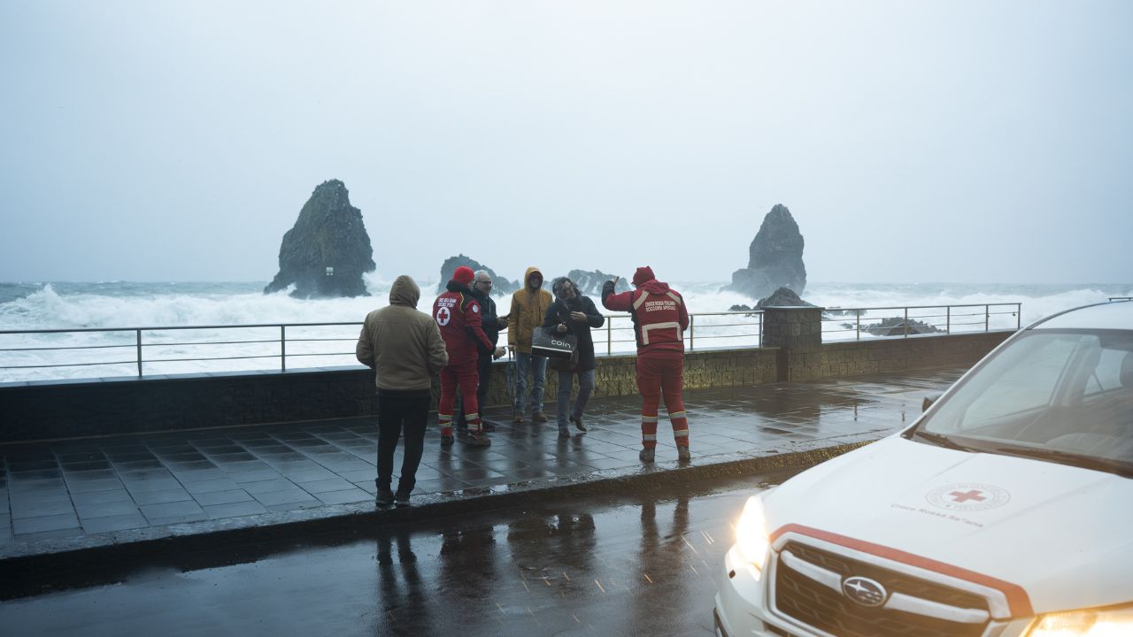 Ciclone Harry, come stanno le coste italiane? Scogliere e cemento coprono già un quinto delle nostre spiagge