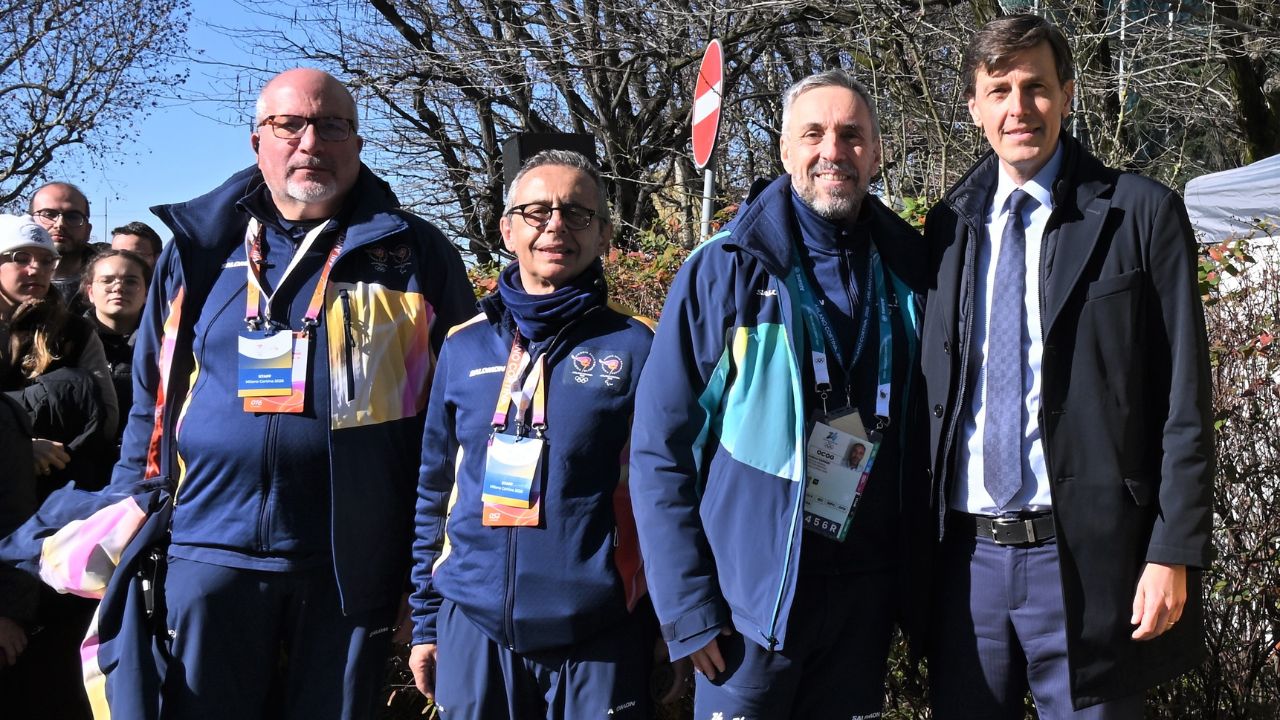 Milano-Cortina entra nel vivo: Mattarella al Villaggio olimpico, la torcia in Duomo, zone rosse e proteste. Domani possibile faccia a faccia Meloni-Vance