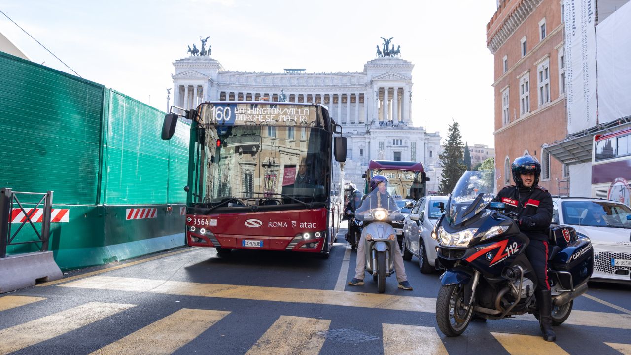 Roma dichiara guerra al traffico (e fa pagare anche l’elettrico): il centro storico diventa a numero chiuso