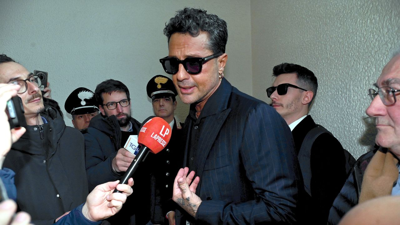 Mediaset alza il tiro contro Corona: causa civile da 160 milioni e un fronte compatto con Berlusconi, De Filippi, Scotti, Blasi e i volti del Biscione