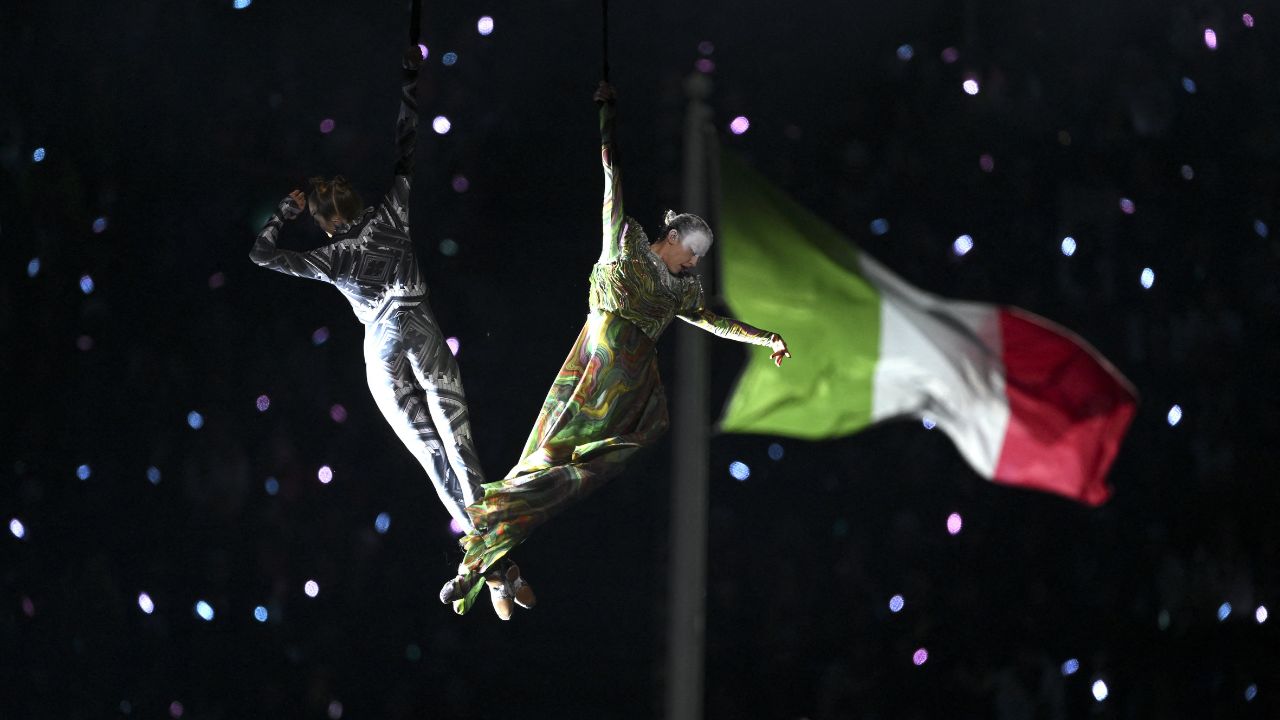 Milano Cortina inventa la Parata diffusa: gli atleti sfilano tra Milano, Livigno, Predazzo e Cortina, San Siro esplode tra applausi, fischi e orgoglio azzurro