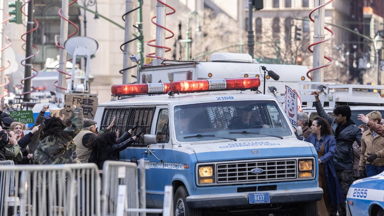 Strage nella scuola di Tumbler Ridge, nove morti e 27 feriti: sospettata una donna che si è tolta la vita. Il Canada sotto shock