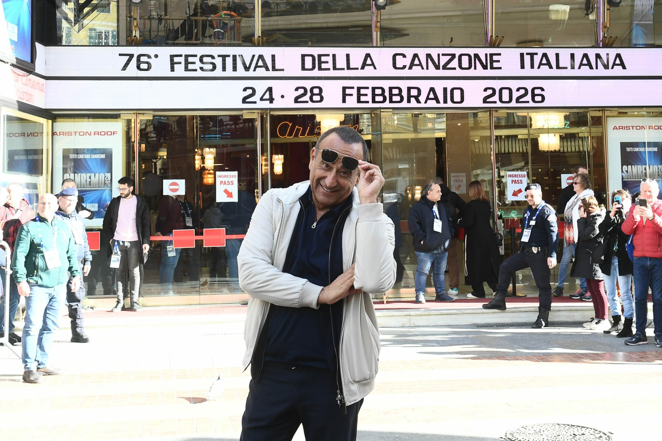 Fiorello: “Vi auguro tante polemiche”. Parte Sanremo, tra Lexotan, fiori e lacrime, il Festival entra nel vivo