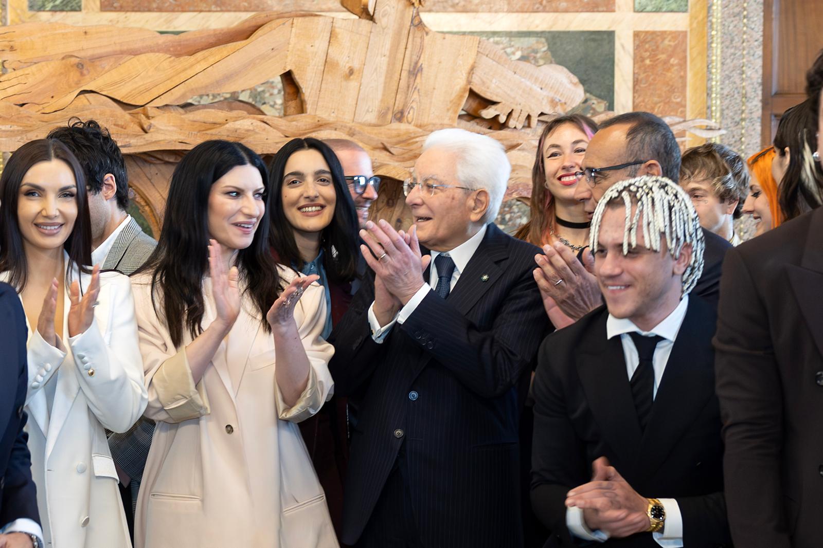 Quirinale in modalità Sanremo: Mattarella riceve Conti, Pausini e i Big. Poi “Azzurro” in coro e la battuta di “Sergione” che gela tutti