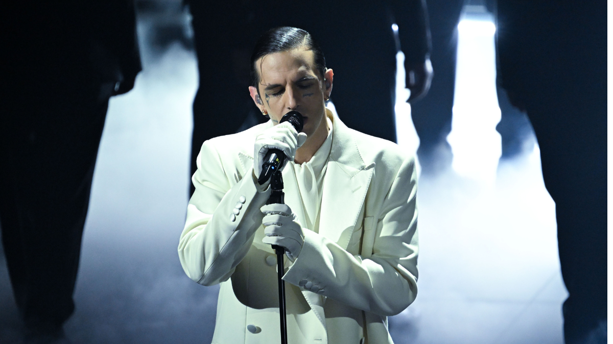 Memoria, lacrime e raccoglimento all’Ariston. Meraviglioso Achille Lauro canta “Perdutamente” ricordando le vittime di Crans-Montana