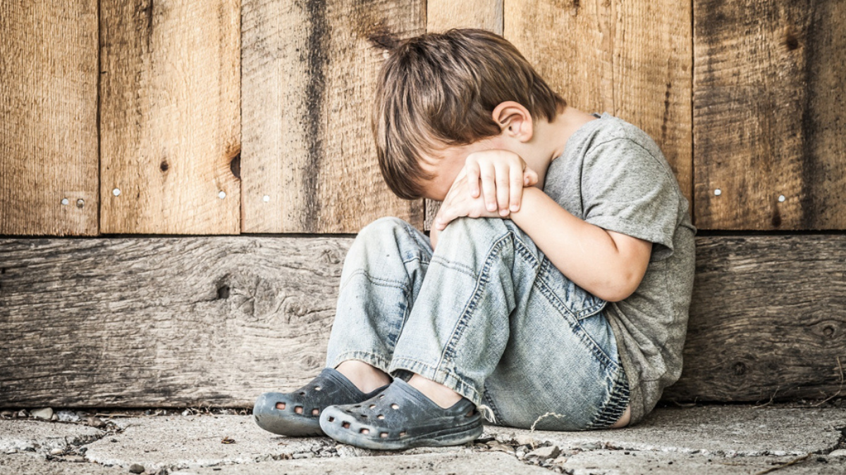 Un bambino europeo su quattro a rischio povertà: Bruxelles si dà una scadenza e si mette sotto pressione