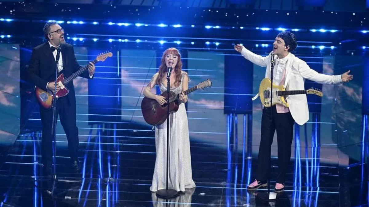 Brunori Sas con Maria Antonietta e Colombre trasforma “Il mondo” in un viaggio cosmico: l’Ariston sospeso tra Morricone e nostalgia