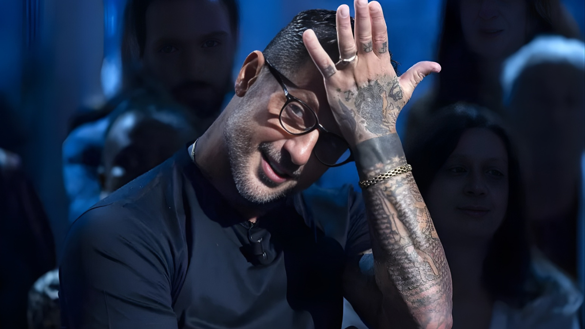 Corona, atto finale della farsa: chiuso Instagram, minaccia Google con la mazza e annuncia il ritorno come se fosse l’Apocalisse