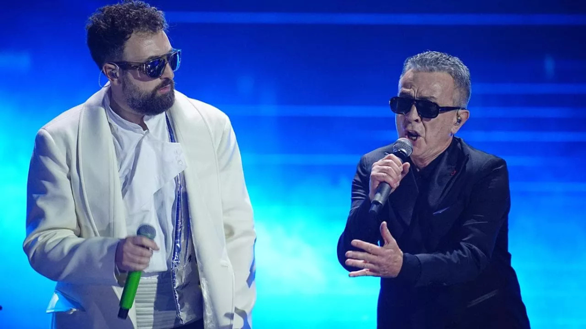 Dargen, Pupo e Bosso mischiano “Su di noi” con “Il disertore” e trasformano la serata delle cover in un comizio d’autore: pace, polemiche e standing ovation