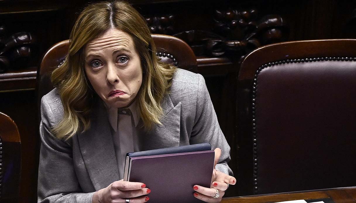 Sanremo, la domanda di Striscia spiazza i big: «Dite qualcosa di bello su Giorgia Meloni». Tra silenzi, fughe e una sola battuta “carina”