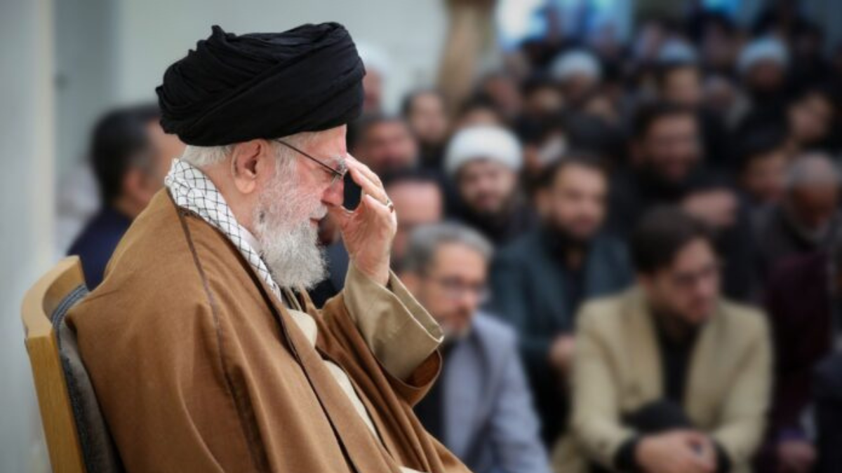 Khamenei nascosto in un bunker a Lavizan con la famiglia mentre Israele colpisce l’apparato militare: escalation e ombre sul regime