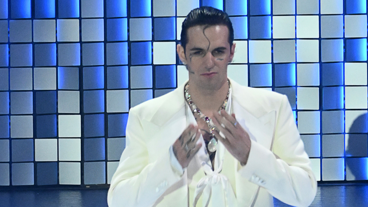 Da “Rolls Royce” al tavolo dei grandi: Achille Lauro torna all’Ariston da co-conduttore che lo accoglie con un’ovazione