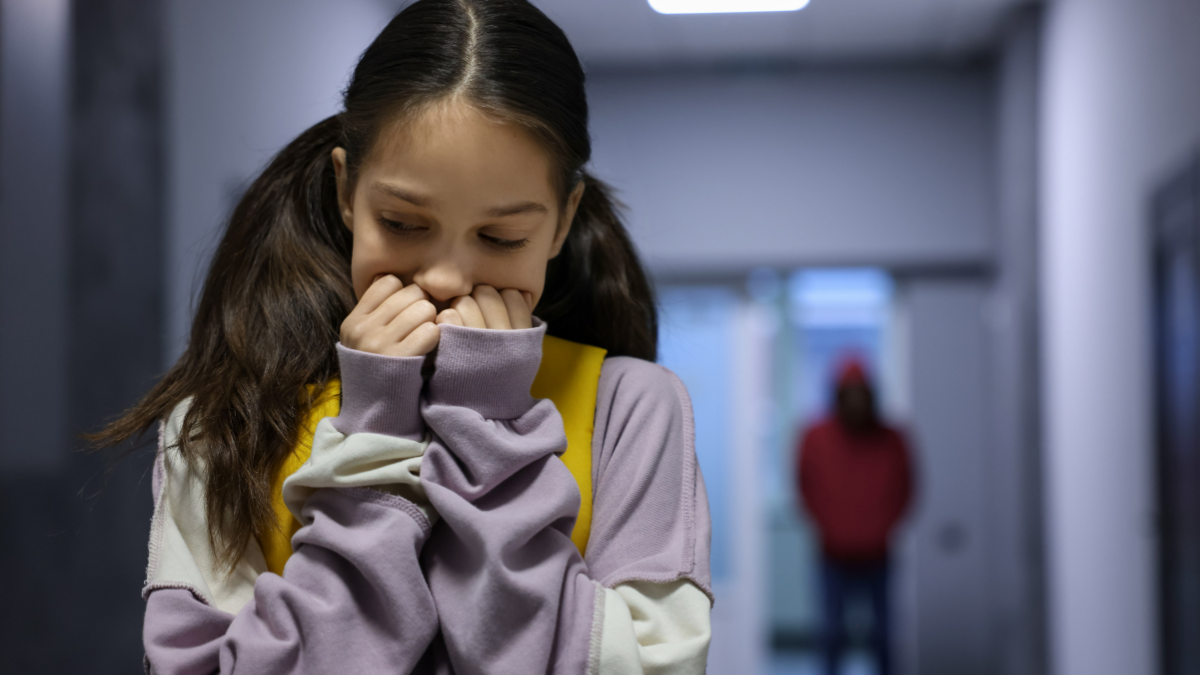 Tenta di portare via una bimba nel supermercato, arrestato a Bergamo: la piccola ha il femore fratturato