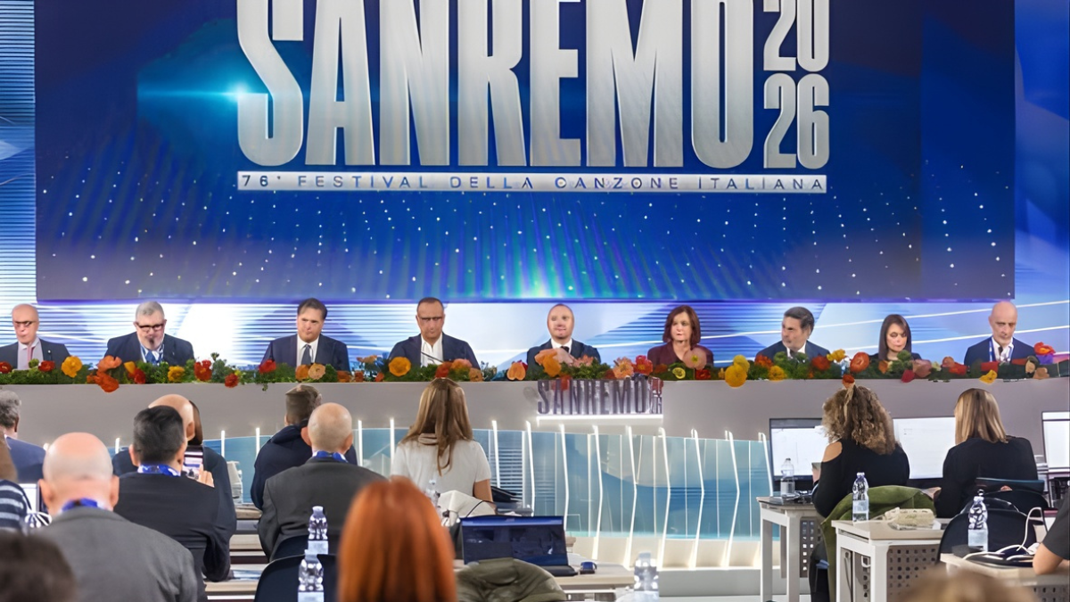 Sanremo 76, la città parallela dell’informazione: 1492 accreditati tra Ariston e Palafiori, il Festival parla al mondo