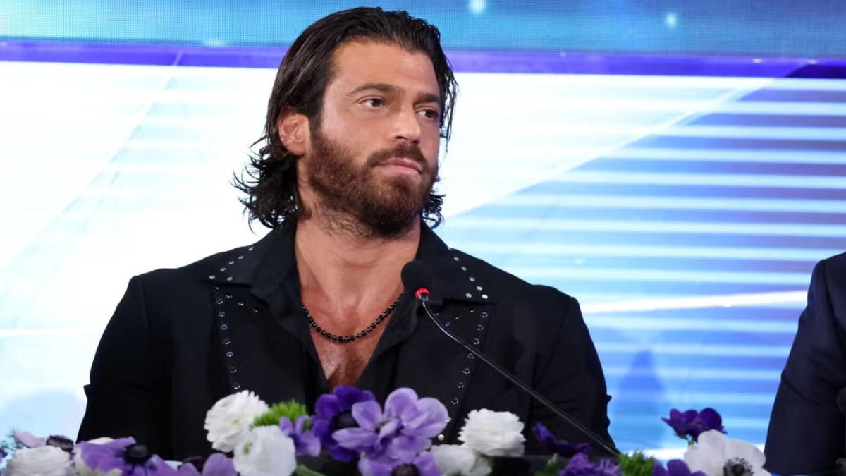 Can Yaman sbarca all’Ariston e lancia la provocazione che manda in tilt la sala stampa: «Sono single. Ci sono candidate?»