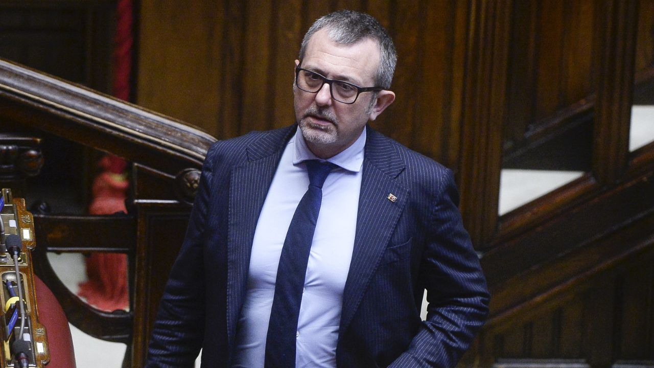 Delmastro, la socia Caroccia e la bisteccheria del clan Senese: la storia esplosiva che imbarazza Fratelli d’Italia