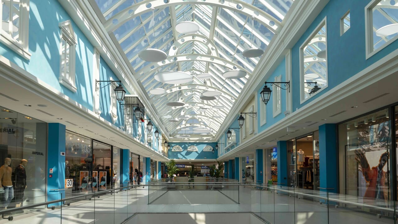 Centri commerciali 2025, vendite stabili ma consumi fragili: crescono servizi e salute, arretra l’abbigliamento