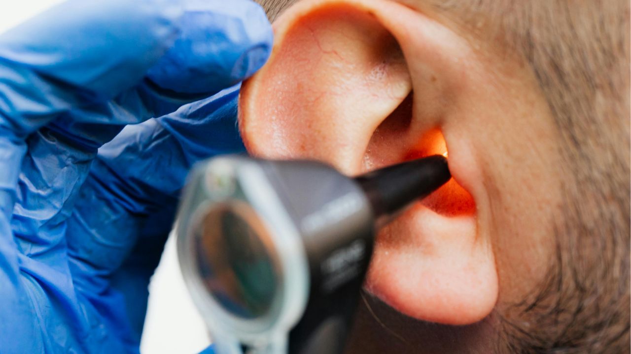 Problemi all’udito: milioni di italiani rischiano l’esclusione sociale