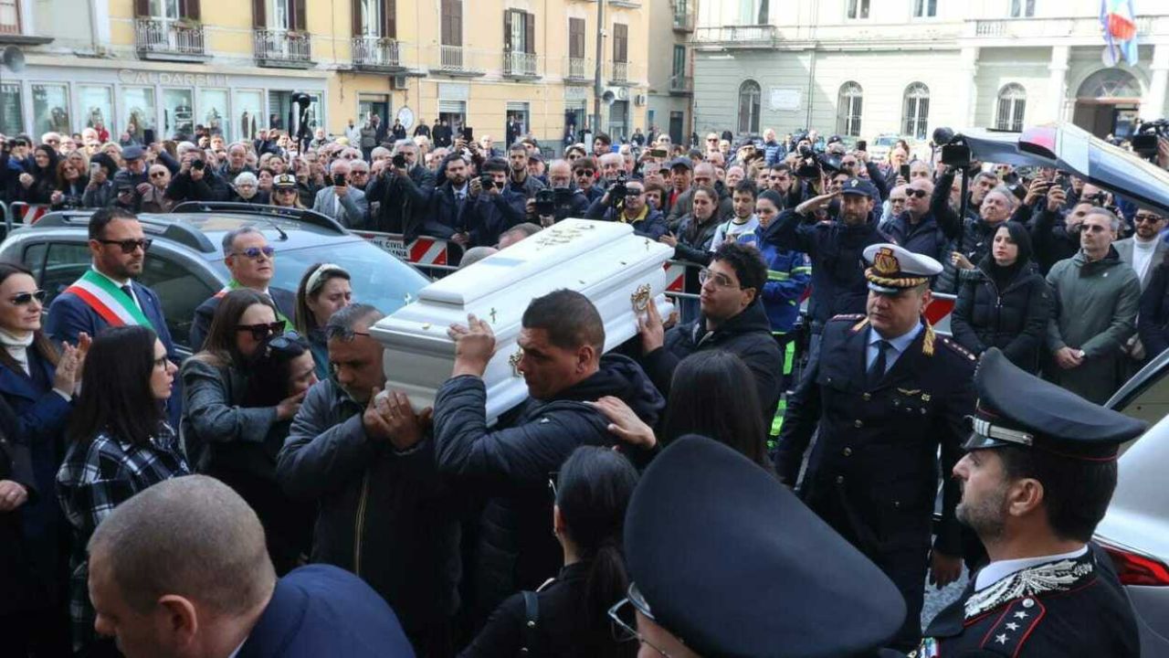 “Ora piangiamo Domenico, poi lotteremo”: il grido della mamma che spezza il silenzio e chiede giustizia