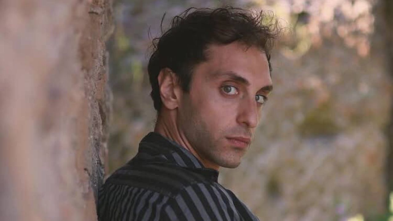 “Vernice Fresca”: lo spettacolo teatrale dell’artista Giovanni Sicurello a Villa Lazzaroni