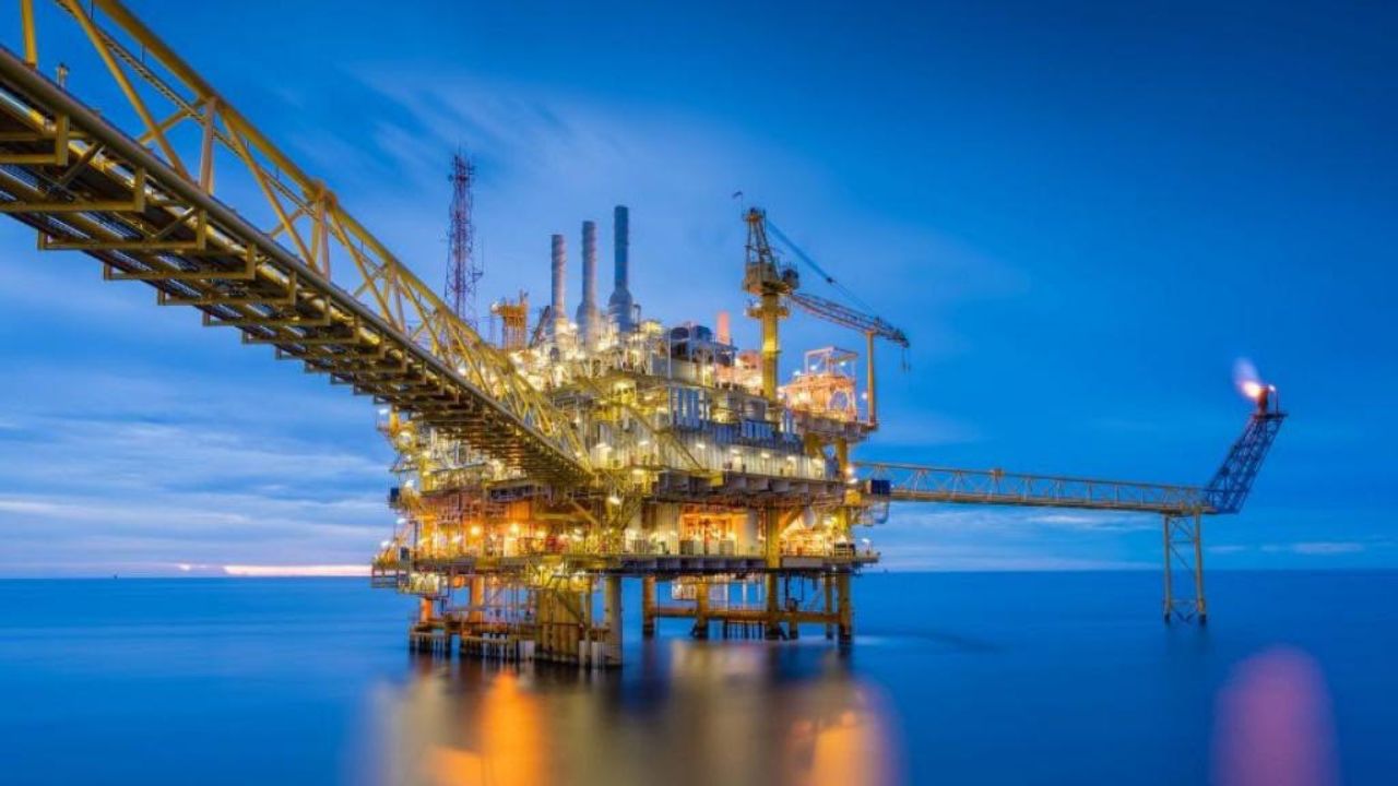 Il petrolio torna a dettare legge: impennata del 36% in appena 7 giorni