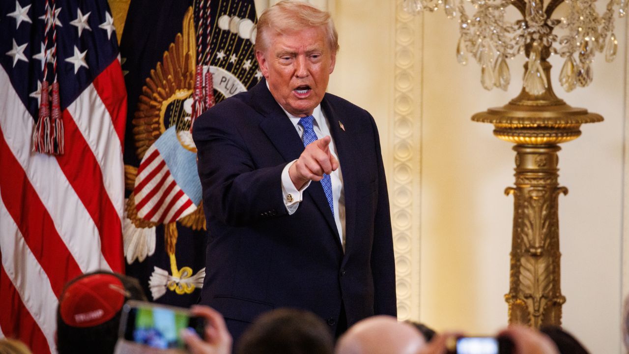 Trump contro i giornalisti, nuovo scontro sull’Air Force One: «Sei una persona davvero odiosa». Polemiche dopo l’ennesimo attacco alla stampa