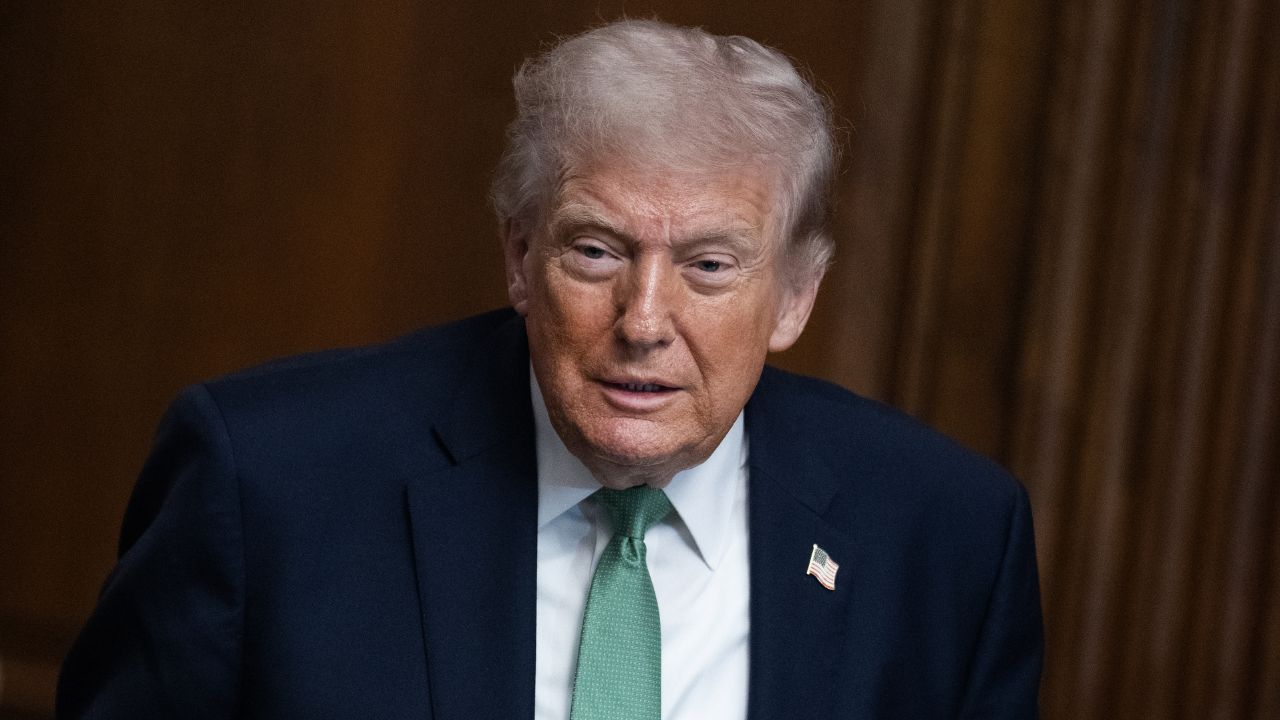 Trump congela per cinque giorni la guerra con l’Iran, ma i misteriosi colloqui con Teheran sembrano già una partita di bluff globale