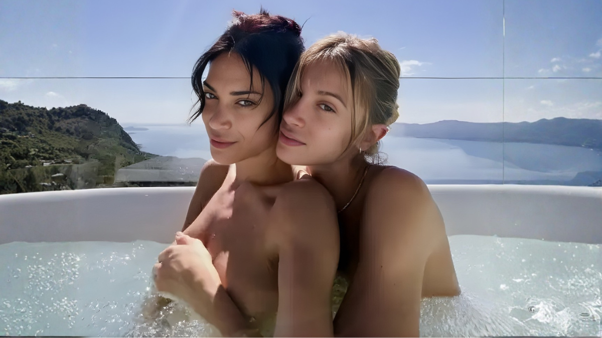 Elodie e Franceska allo scoperto: la foto nude nella vasca infiamma il web e manda in tilt i fan