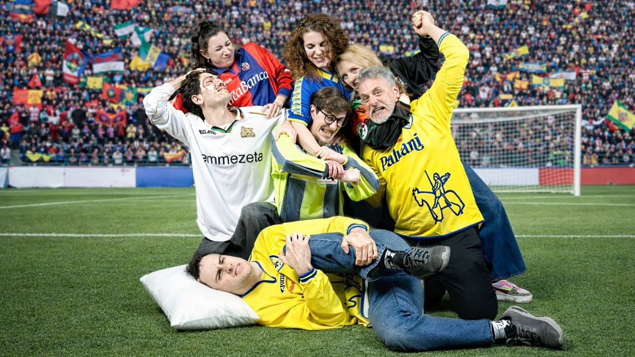 “Il calcio è roba da femmine”: al Teatro Cometa Off la commedia “sovversiva” che ribalta i ruoli di genere