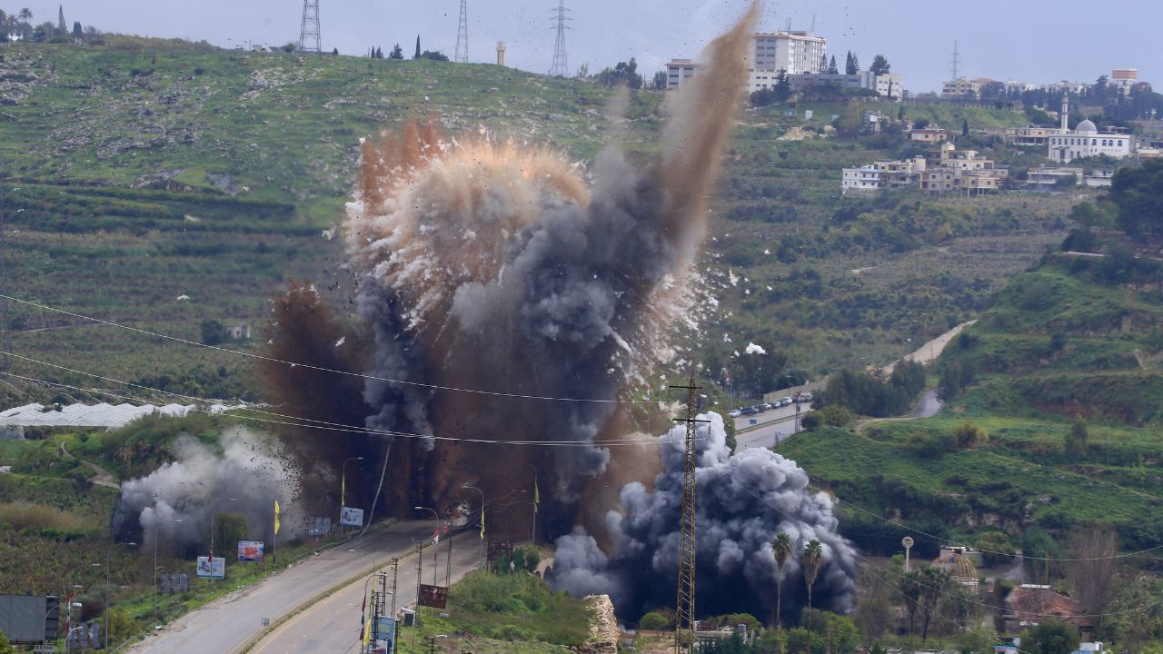 L’Iran scatena l’inferno di fuoco, Israele non sta a guardare: missili sul centro di Tel Aviv e raid su Teheran