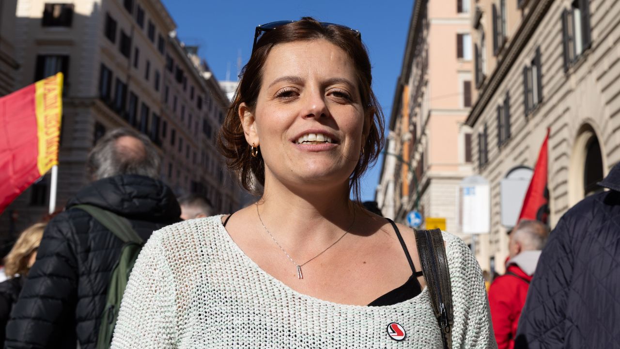 Ilaria Salis, il controllo in hotel diventa un caso politico: Piantedosi e Tajani finiscono nel mirino del Parlamento