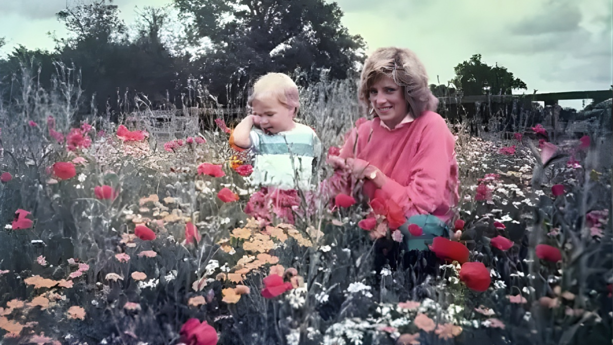 William pubblica una foto inedita con Lady D tra i fiori: il ricordo della madre nel giorno della festa della mamma