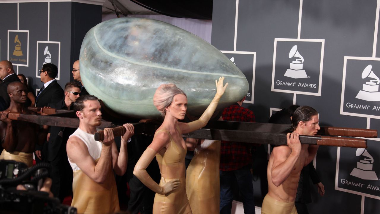 Lady Gaga ai Grammy 2011, l'ingresso dentro l'uovo - Ipa, @lacapitalenews.it
