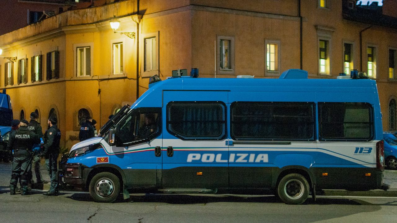 Anarchici a Roma, tensione al Parco degli Acquedotti: 91 fermati per omaggio a Sara e Sandro