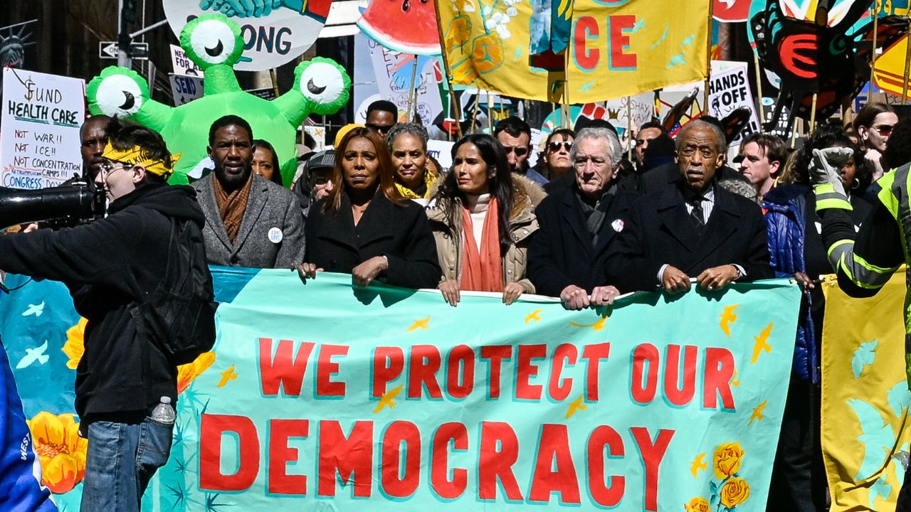 Bruce Springsteen e De Niro contro Trump, esplode la protesta “No Kings”: Minneapolis in piazza tra accuse e tensione politica