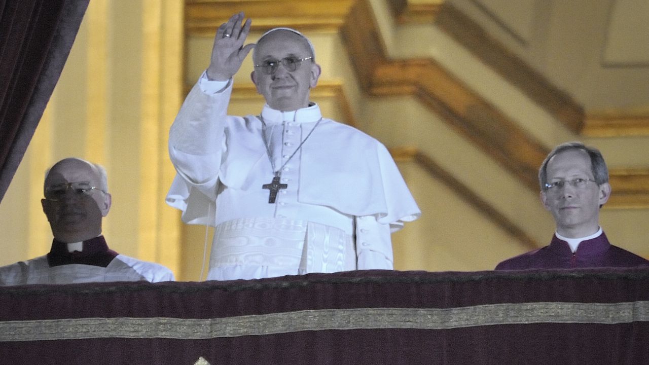 Papa Francesco, il 13 marzo di tredici anni fa l’elezione del pontefice venuto “dalla fine del mondo”: il ricordo commosso di un papa amatissimo dal popolo