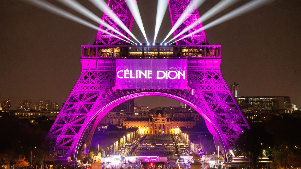 Céline Dion, il miracolo della voce: l’annuncio da brividi sotto la Tour Eiffel. “Torno sul palco”