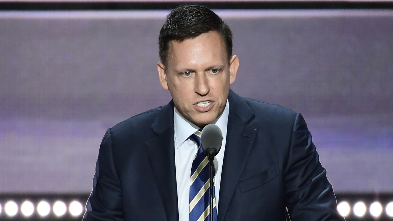 Ma che noia l’Anticristo: Peter Thiel, teorico di Trump, arriva a Roma tra l’indifferenza generale e parla davanti a una platea semivuota