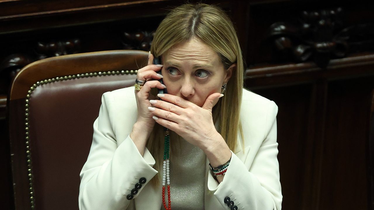 Giorgia Meloni evita Parlamento e stampa e si rifugia da Fedez: il referendum sulla giustizia si gioca a ritmo rap