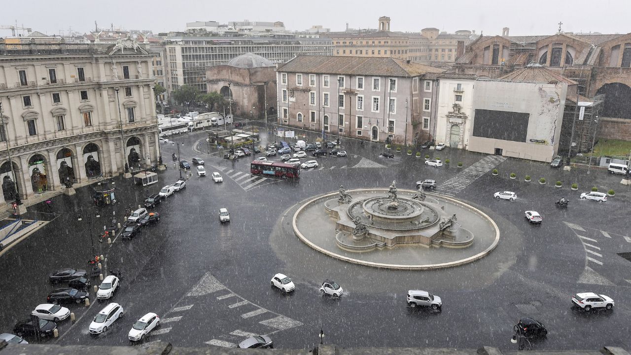 Maltempo a Roma, bomba d’acqua e grandine. Viabilità nel caos
