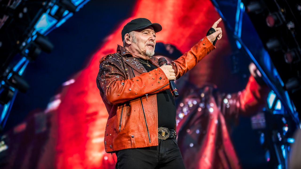 Vasco Rossi: “C’è chi dice no”. Il suo post accende il referendum: messaggio politico o semplice anniversario?