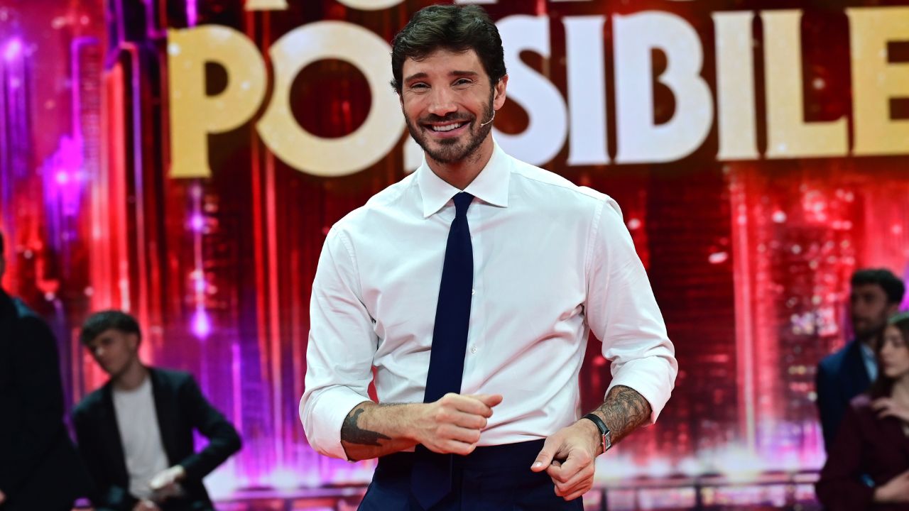 De Martino, il conduttore che non può permettersi di sbagliare: la Rai gli costruisce la strada verso Sanremo