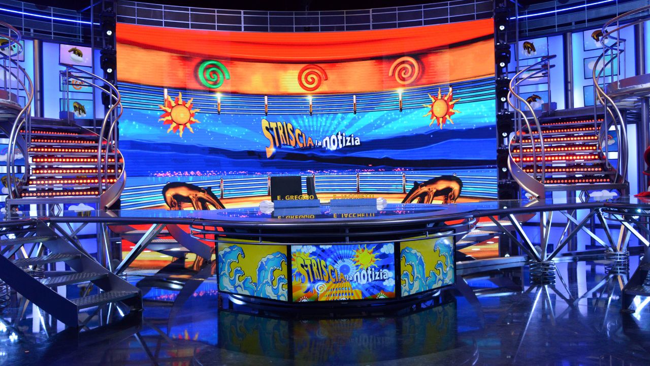 Striscia la notizia in pausa, Berlusconi congela il programma di Antonio Ricci: fine morbida di un’epoca tv