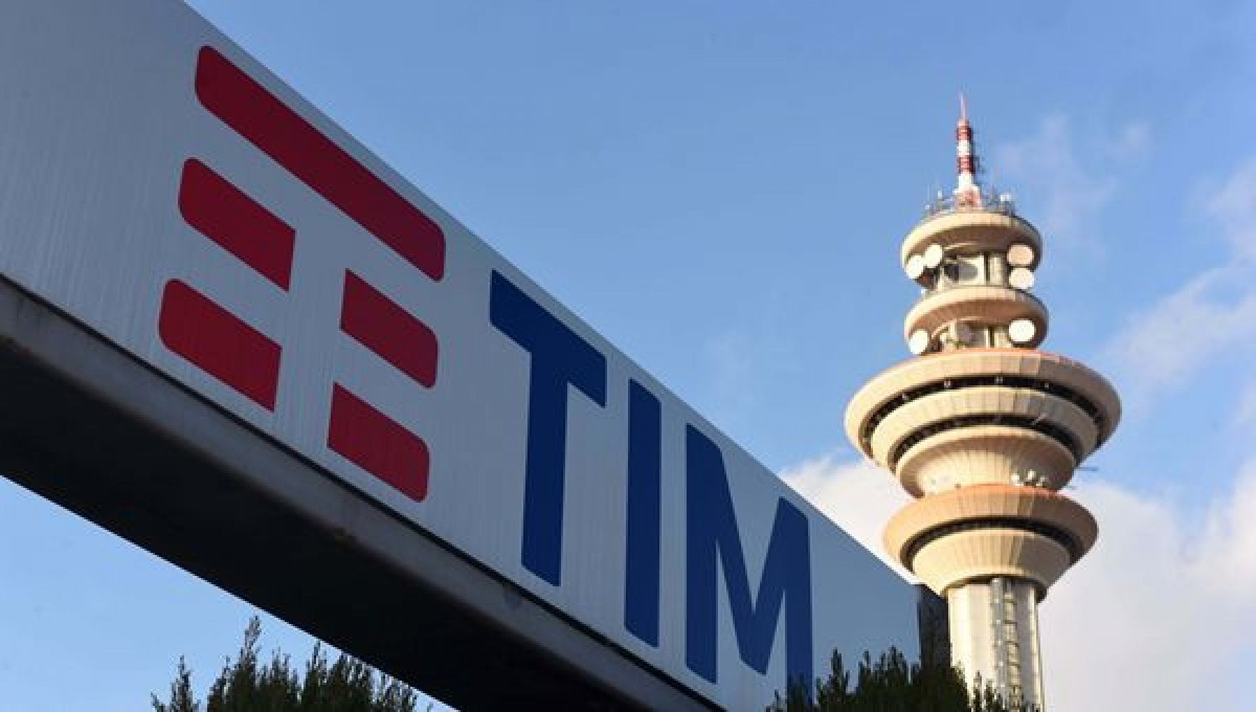 Poste Italiane scala Telecom, al via l’Opas totalitaria da 10,8 miliardi,