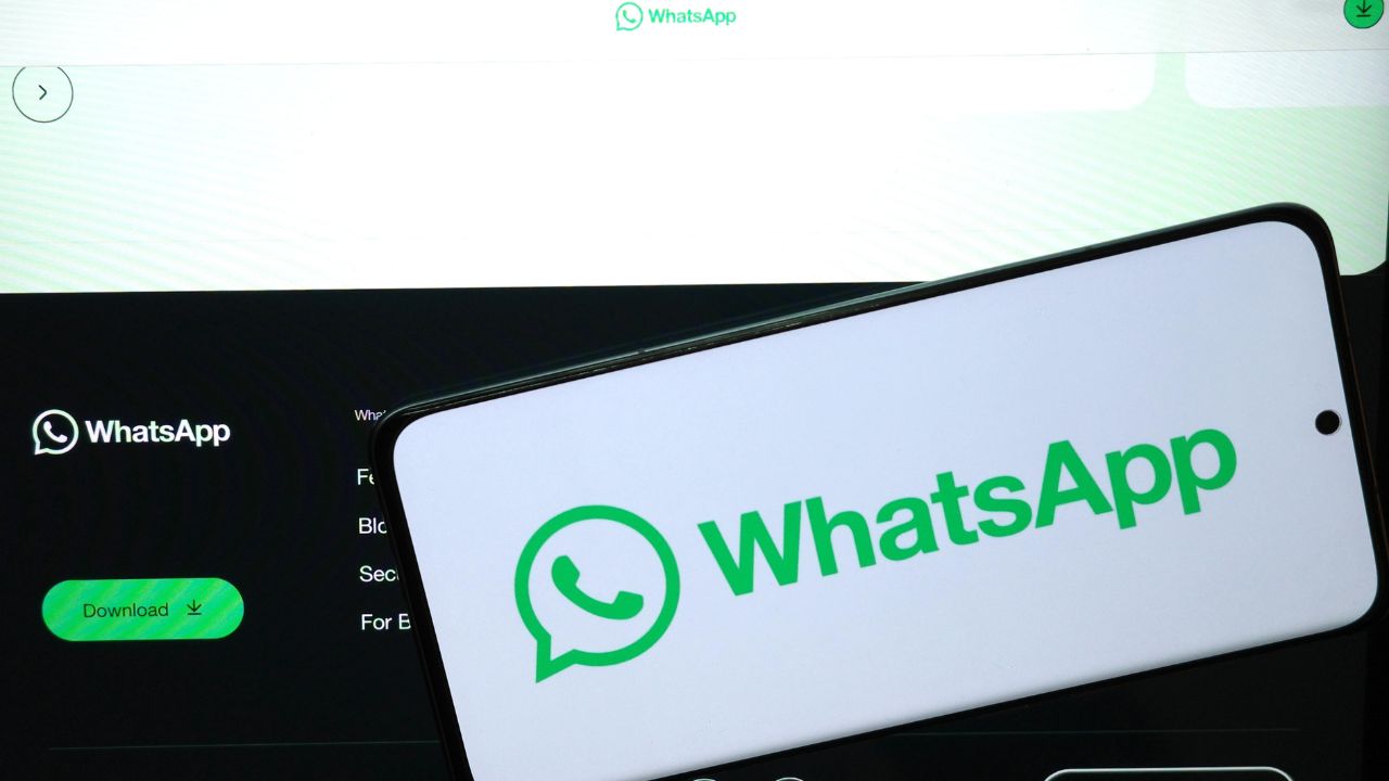 Licenziati via WhatsApp dopo anni in fabbrica: alla vetreria di Travagliato sette operai scoprono sul telefono di aver perso il lavoro