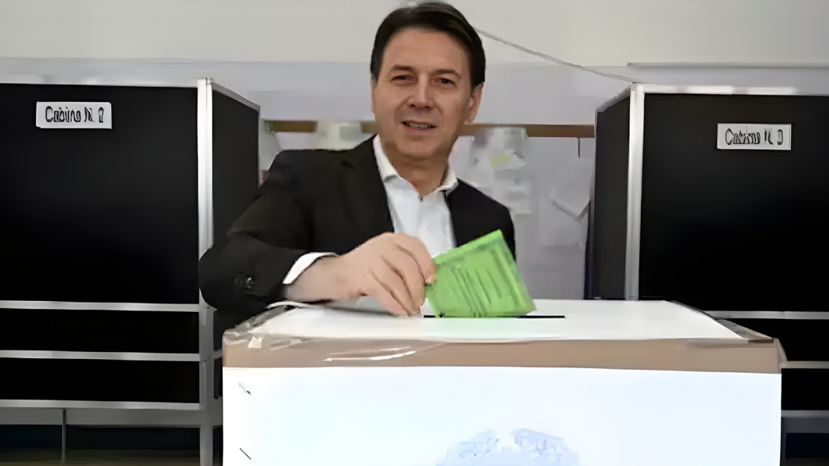 Conte dimentica la tessera al seggio e torna indietro: la gaffe del leader M5s durante il voto al referendum